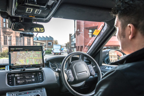 Land Rover testet autonom fahrende Autos im öffentlichen Straßenverkehr von Coventry.