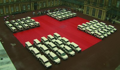 Land Rover und das Rote Kreuz arbeiten bereits seit über 50 Jahren zusammen. Zum 60-jährigen Markenbestehen wurden 60 Fahrzeuge im Sommer 2008 an Prinz Charles übergeben.