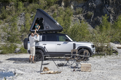 Land Rover vermietet den Defender 110 auf Wunsch auch mit Dachzelt, Fahrradträger und Campingmobiliar.