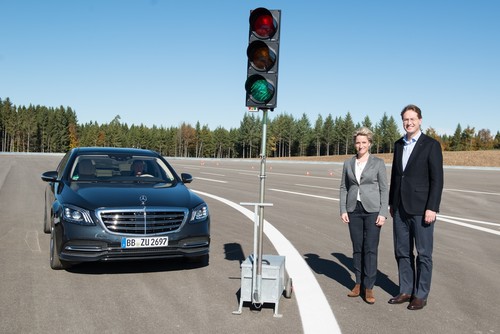 Landes-Wirtschaftsministerin Nicole Hoffmeister-Kraut und Forschungs- und Entwicklungsvorstand Ola Källenius weihten vier neue Testmodule auf dem Daimler-Prüf- und Technologiegelände Immendingen ein.
