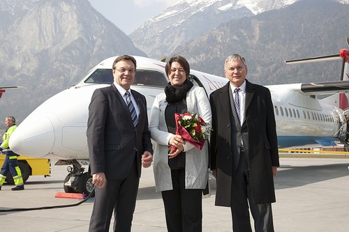 Landeshauptmann Günther Platter begrüßt EU-Verkehrskommissarin Violeta Bulc und Österreichs Verkehrsminsiter Alois Stöger (r.) am Flughafen Insbruck.