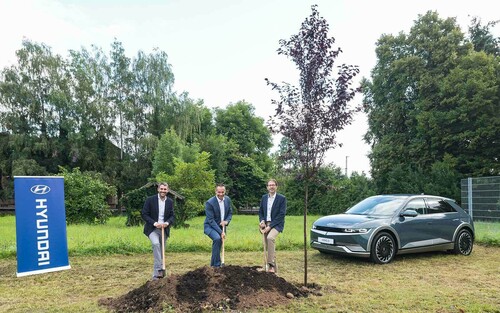 Landrat Dr. Alexander Legler (Kreis Aschaffenburg), Jürgen Keller, Geschäftsführer der Hyundai Motor Deutschland GmbH und Michael Baumann, Bürgermeister Hösbach, (von links)