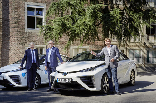 Landrat Wolfgang Spelthahn, Key-Account-Manager Frank Still und der Jülicher Bürgermeister Axel Fuchs bei der Übergabe des Toyota Mirai. (von links)