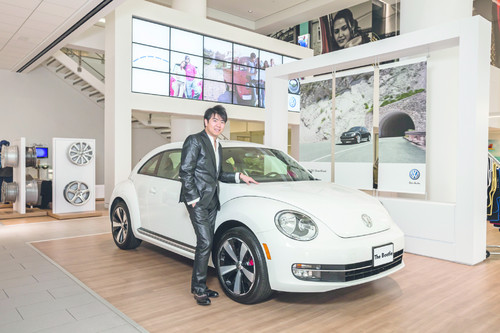 Lang Lang, zukünftig Kulturbotschafter des Volkswagen Konzerns im Volkswagen Showroom in New York City am neuen Volkswagen Beetle.