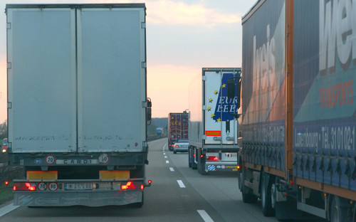 Lastwagen auf der Autobahn.