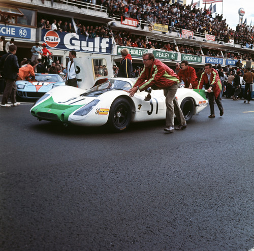 Le Mans 1968: Porsche 908 LH Coupé von Jo Siffert und Hans Herrman; am Heck Hans Mezger (r.).