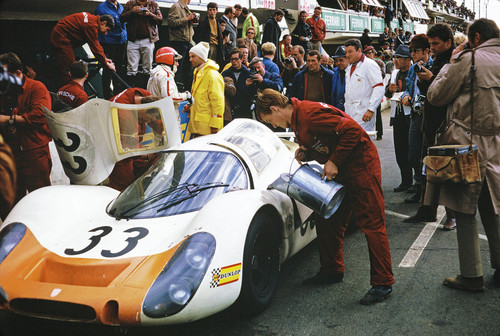 Le Mans 1968: Porsche Typ 908 LH Coupé, Rolf Stommelen (mit rotem Helm), rechts daneben Ferdinand Piëch.