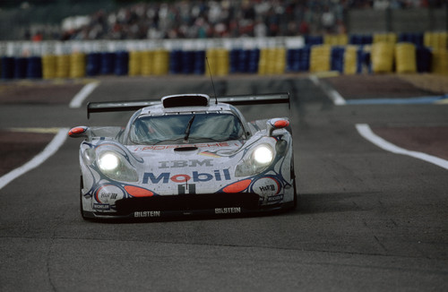 Le Mans 1998: Siegerfahrzeug Porsche 911 GT1 Rennversion mit den Fahrern Allan McNish, Stephane Ortelli und Laurent Aiello.