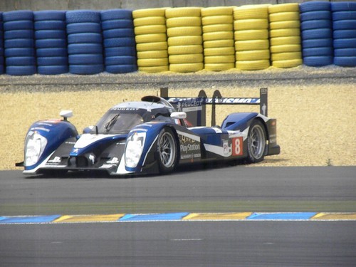 Le Mans 2011: Ausrutscher in der Einführungsrunde. Der Peugeot war nicht der einzige, den es schon vor dem Rennen aus der Strecke trug.
