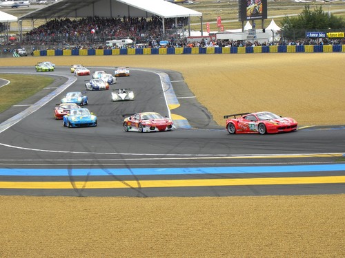 Le Mans 2011: Der Start hat geklappt; die Audis und die Peugeots sind schon durch.