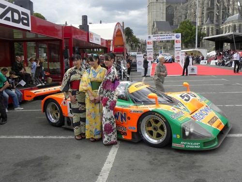 Le Mans 2011: Viel Aufsehen erregte Mazda mit dem Siegerauto von 1991 bei der Fahrerparade.