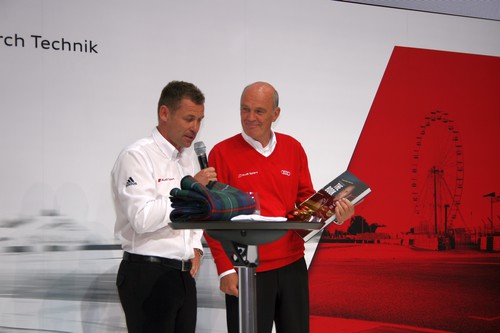 Le Mans 2015: Die drei Fahrertrios von Audi.
Tom Kristensen (l.) bedankt sich bei Audi-Motorsportchef Dr. Wolfgang Ullrich mit einem druckfrischen Exemplar seiner Biografie.  