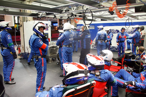 Le Mans 2016: Das Ford-Serviceteam kurz vor dem Boxenstopp.