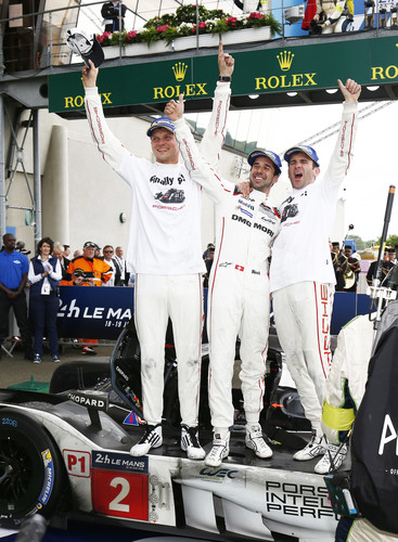 Le Mans 2016: Marc Lieb, Neel Jani und Romain Dumas (v.l.n.r.) gewannen im Porsche 919 Hybrid.