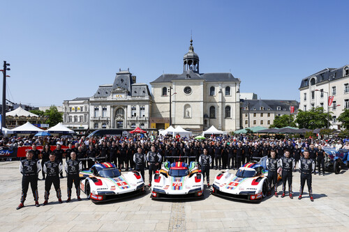 Le Mans 2023: Das Team Penske mit den drei Porsche 963 in Jubiläumsfolierung.