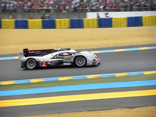 Le Mans: Audis Nummer 2 auf dem Platz eins, was man an der einen roten Leuchtdiode an der Seite erkennen kann.