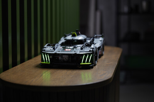 Le Mans-Auto Peugeot 9X8 von Lego.