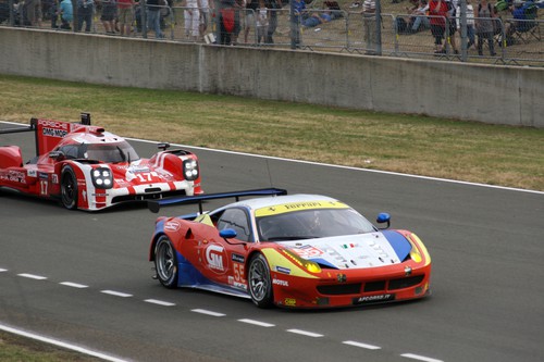 Le Mans: Ein Porsche 919 Hybrid setzt zur Überrundung eines Ferrari 458 Italia an.