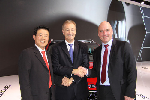 Leasing-Partnerschaft vereinbart: Jin Ha Kim (CEO Kia Deutschland), ALD-Geschäftsführer Karsten Rösel und Kia-Geschäftsführter Steffen Cost.