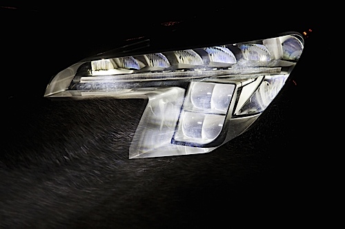 LED-Matrix-Licht: Opel hat ein neuartiges Sicherheits-Lichtsystem entwickelt. Sobald die Sensoren entgegenkommende oder vorausfahrende Fahrzeuge erkennen, werden diese automatisch ausgeblendet, während das Umfeld mit Fernlicht hell erleuchtet bleibt.