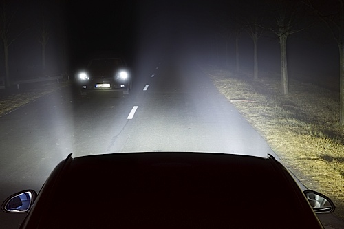 LED-Matrix-Licht: Sobald die Sensoren entgegenkommende oder vorausfahrende Fahrzeuge erkennen, werden diese automatisch ausgeblendet, während das Umfeld mit Fernlicht hell erleuchtet bleibt.