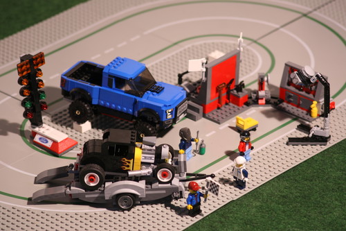 Lego-Set: Speed-Champions Ford F-150 Raptor & Ford Model A Hot Rod.