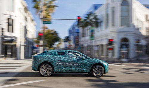 Leicht getarnter Jaguar I-Pace auf Testfahrt in Los Angeles.