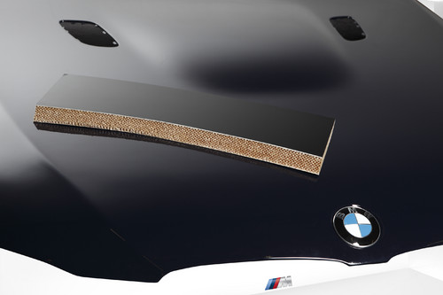 Leichtbau bei BMW: CFK-Motorhaube.
