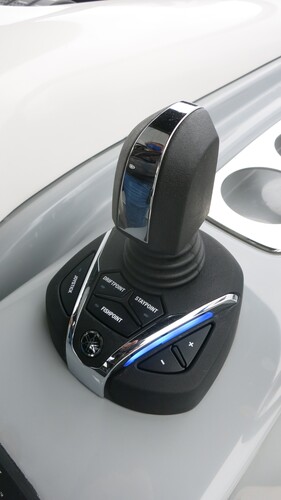 Leichter langsam manövrieren: Joystick des Helm-Master-EX-Systems für die Außenbordmotoren von Yamaha.