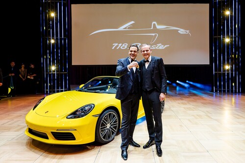 Leipziger Opernball 2021: Porsche-Vorstandsvorsitzender Oliver Blume überreicht Christoph Gröner den Schlüssel für den gelben 718 Boxster.