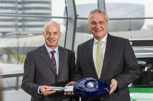 Leiter Vertrieb Deutschland der BMW Group, Karsten Engel, übergibt Innenminister Joachim Herrmann zehn neue BMW-Streifenwagen.