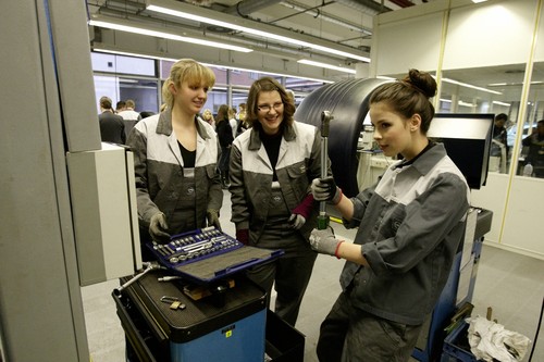 Lena Meyer-Landrut nutzte einen Aufenthalt in Rüsselsheim um dem Opel-Ausbildungszentrum einen Besuch abzustatten.