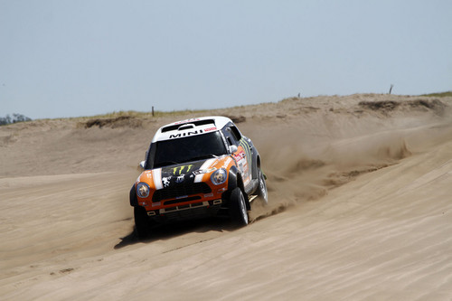 Leonid Novitskiy und Andi Schulz vom X-raid-Team gewannen im Mini All4 Racing die erste Etappe der Dakar 2012.