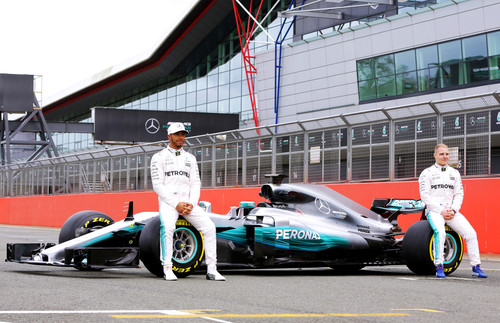Lewis Hamilton (l.) und Valtteri Bottas mit dem Mercedes-AMG F1 W08 EQ Power+.