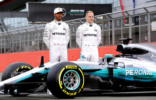 Lewis Hamilton (l.) und Valtteri Bottas mit dem Mercedes-AMG F1 W08 EQ Power+.