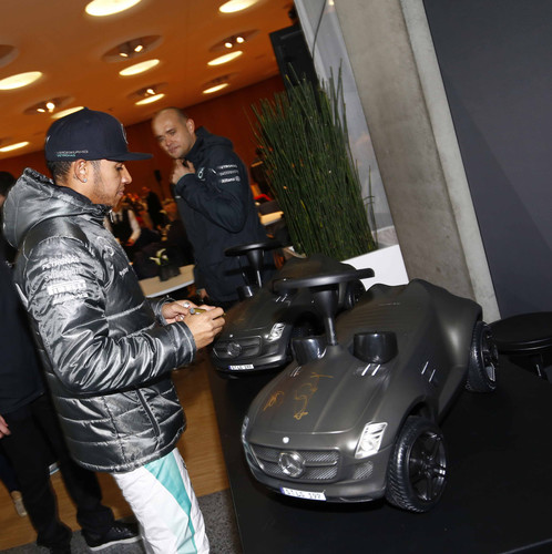 Lewis Hamilton signierte einen Bobby-Benz Racing Edition.