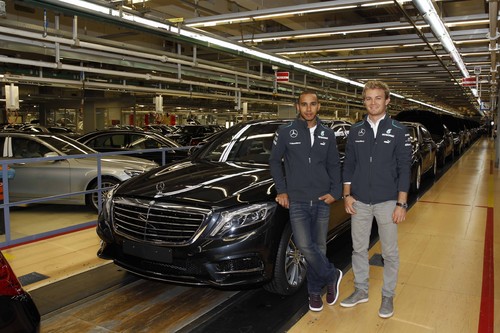 Lewis Hamilton und Nico Rosberg zu Besuch im Mercedes-Benz-Werk Sindelfingen.