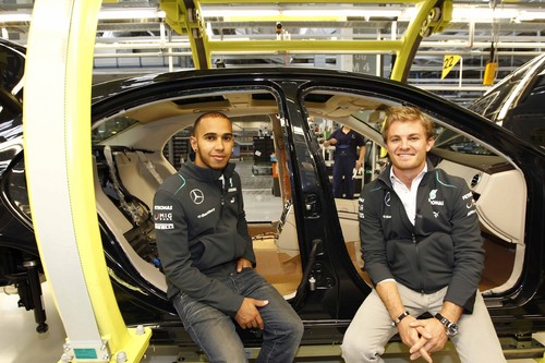Lewis Hamilton und Nico Rosberg zu Besuch im Mercedes-Benz-Werk Sindelfingen.