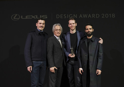 Lexus Design Award 2018 (v.l.): Mentor Simone Farrisin, Lexus-Präsident Yoshihiro Sawa, Gewinner Elliott P. Montgomery von Extrapolation Factory und Mentor Andrea Trimarchi. 