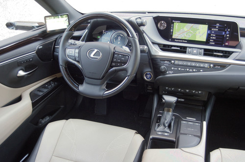 Lexus ES 300h.