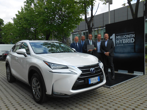 Lexus liefert das einmillionste Hybrridmodell, einen NX 300h, aus (v.l.): Italien-Chef Mariano Autuori, Händler Franco Spotorno, Kunde Aldo Pirronello, Europa-Chef Alain Uyttenhoven und Andrea Carlucci, CEO von Toyota Italien.