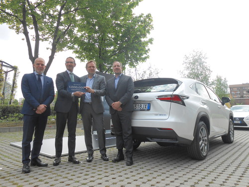 Lexus liefert das einmillionste Hybrridmodell, einen NX 300h, aus (v.l.): Italien-Chef Mariano Autuori, Käufer Aldo Pirronello, Europa-Chef Alain Uyttenhoven und Andrea Carlucci, CEO von Toyota Italien.
