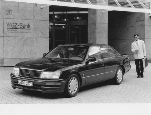 Lexus LS 400 (1994).