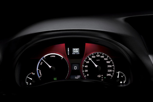Lexus RX 450h: Im Sportmodus wird die Anzeige rot.