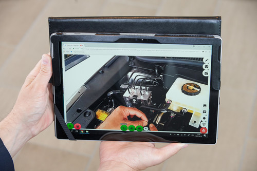 Lexus testet den Einsatz einer „Augmented Reality“-Brille im Service: Der Kunde kann  die Arbeit in der Werkstatt über ein Tablet verfolgen.