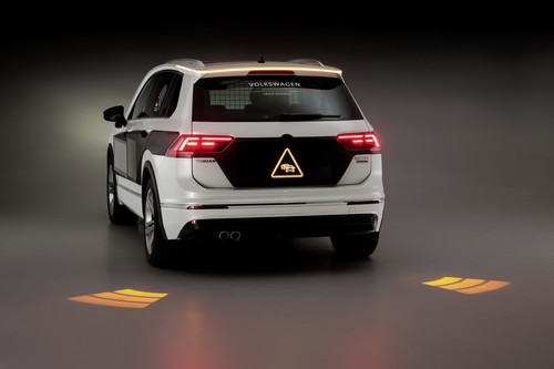 Lichtideen von Volkswagen: Versuchsträger Tiguan mit Human-Machine-Interface und projizierten Signalen am Boden.
