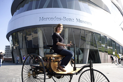 Lilo Biersl ist die viermillionste Besucherin des Mercedes-Benz Museums, Stuttgart.