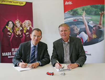 Links: Wolfgang Neumann (Avis), rechts: Thomas Winkelmann(Germanwings) unterzeichnen den Kooperationsvertrag.