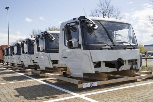 Lkw-Kabinen warten im CKD-Center des Mercedes-Benz-Werkes Wörth auf ihren Abtransport.