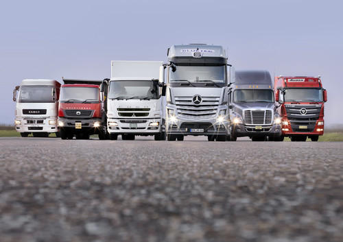 Lkw von Daimler (von links): Kamaz mit Daimler-Komponenten, Bharatbenz, Fuso Super Great, Mercedes-Benz Actros, Freightliner Cascadia und Auman aus China mit Mercedes-Benz-Motor.